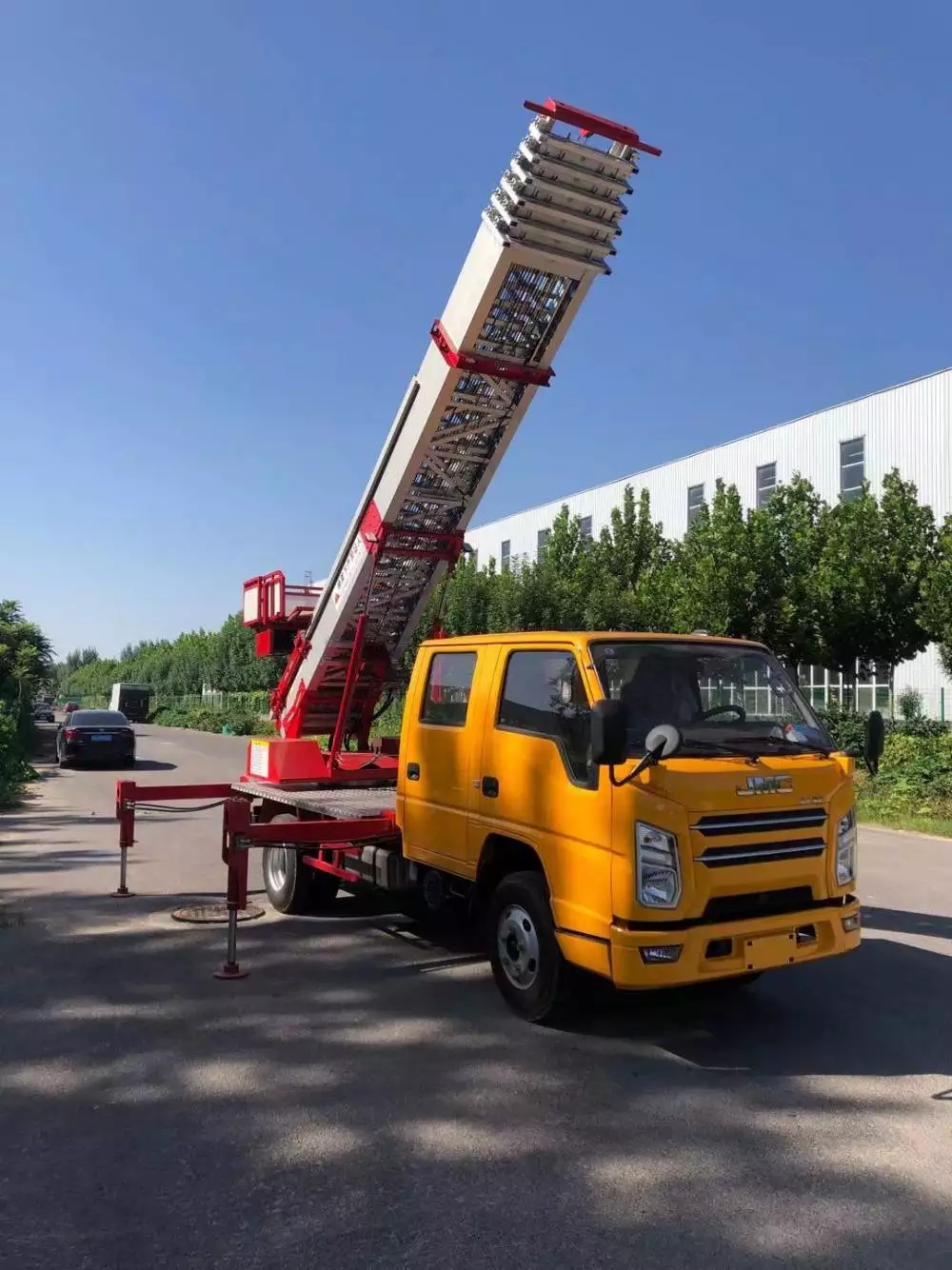 安庆迎江附近的云梯车出租服务：轻松解决高空作业需求